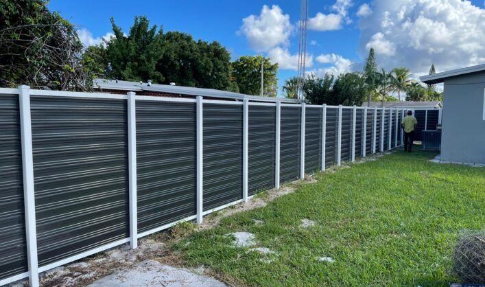 2 colors horizontal fence