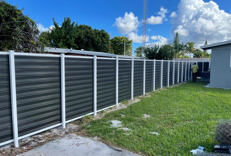 2 colors horizontal fence
