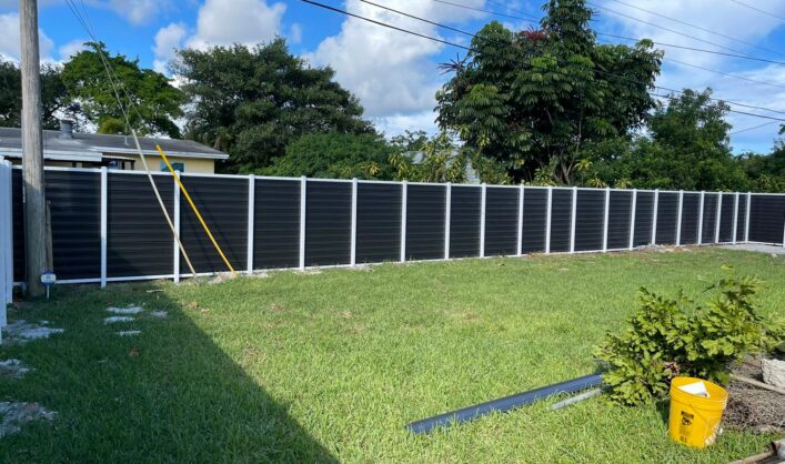 2 colors horizontal fence
