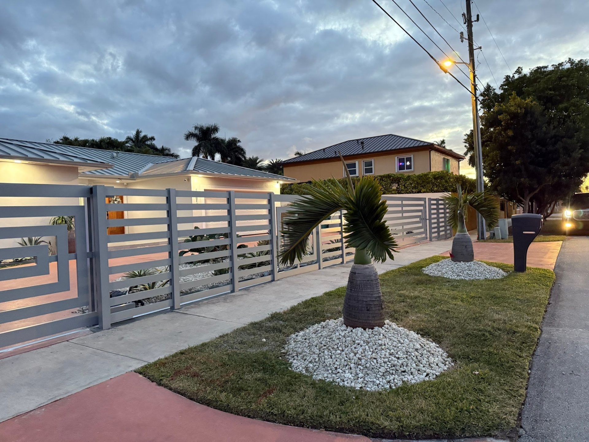 Horizontal aluminum fence installed by Canet Group along a South Florida front yard
