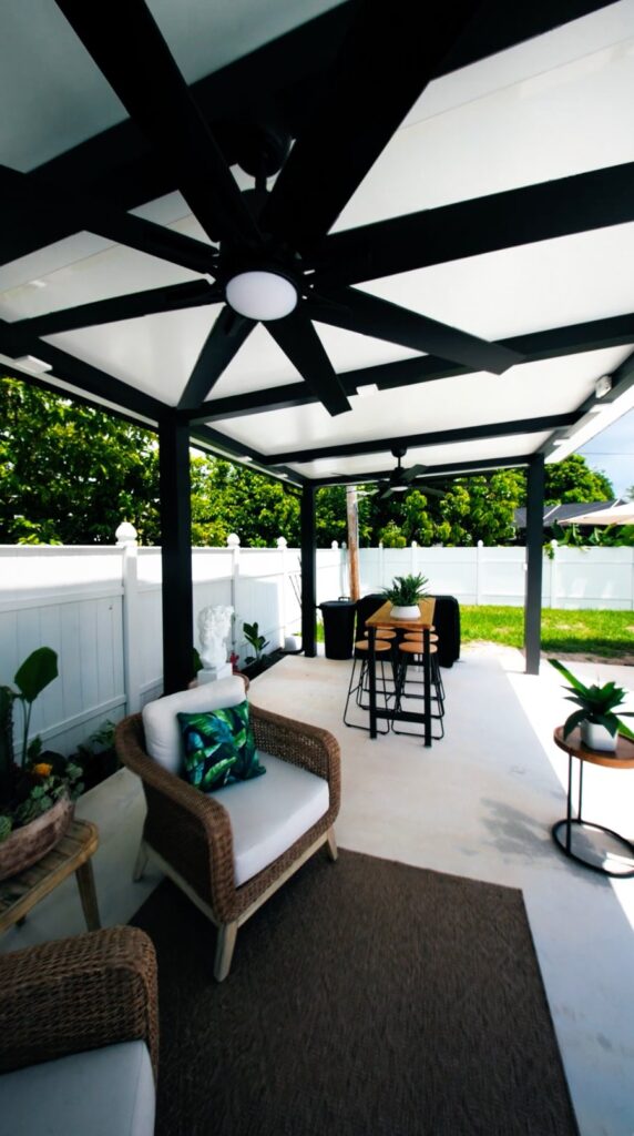 Aluminum pergola over an outdoor dining area built by Canet Group
