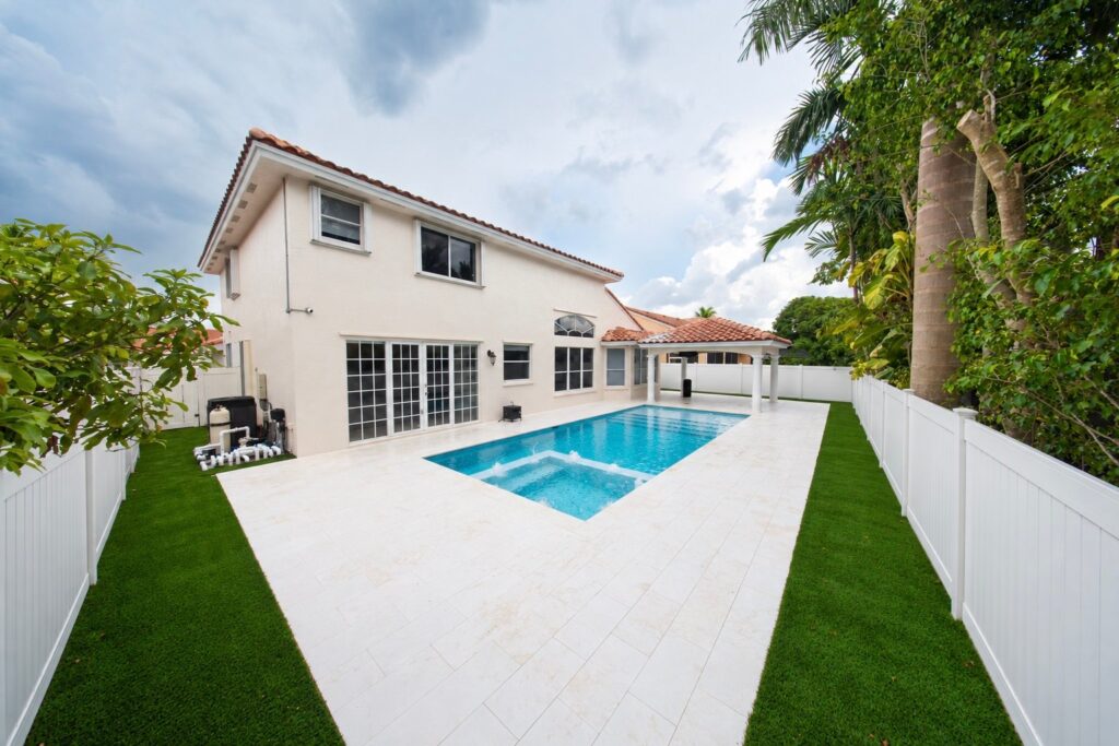 New pool with spa and travertine deck built by Canet Group